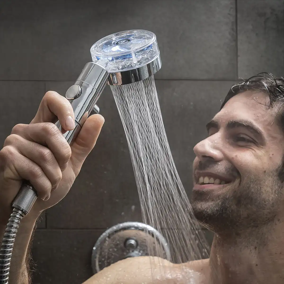 Douche ecologique avec helice a pression et filtre purificateur heliwer innovagoods_8530. DIAYTAR COTE D'IVOIRE - Où Choisir est un Voyage Cultuel. Explorez notre boutique en ligne et découvrez des produits qui célèbrent la richesse et la diversité culturelle du Côte d'Ivoire.