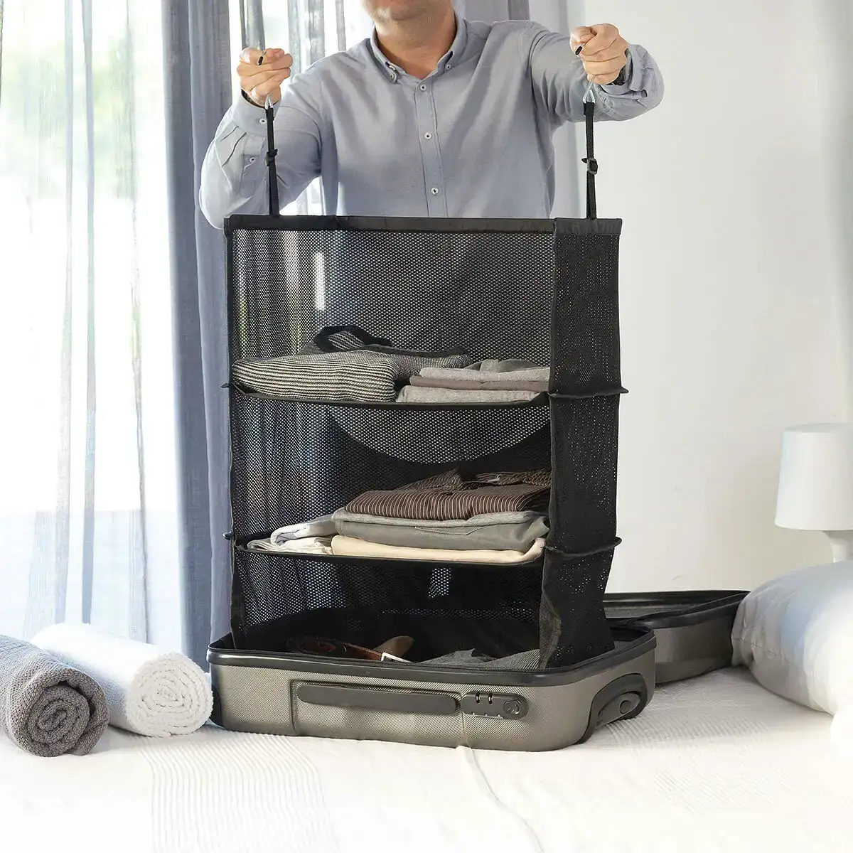 Etagere pliable organisateur de valises innovagoods_5133. Entrez dans le Monde Éclectique de DIAYTAR COTE D'IVOIRE. Explorez nos catégories et dénichez des trésors qui reflètent la richesse et l'authenticité du Côte d'Ivoire.