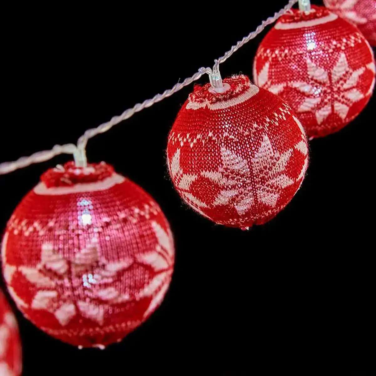 Guirlande de boules led 2 m o 6 cm rouge blanc_7233. DIAYTAR COTE D'IVOIRE - Là où Vos Rêves Prendent Forme. Plongez dans notre catalogue diversifié et trouvez des produits qui enrichiront votre quotidien, du pratique à l'exceptionnel.
