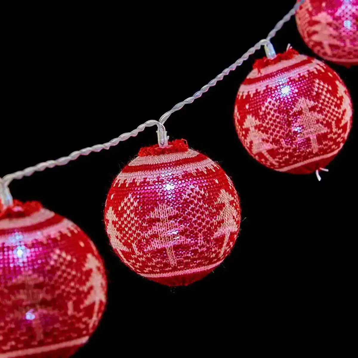 Guirlande de boules led 2 m sapin de noel o 6 cm rouge blanc_8996. DIAYTAR COTE D'IVOIRE - Où le Shopping est un Plaisir Engagé. Parcourez notre catalogue et choisissez des produits qui respectent vos valeurs et vos attentes.