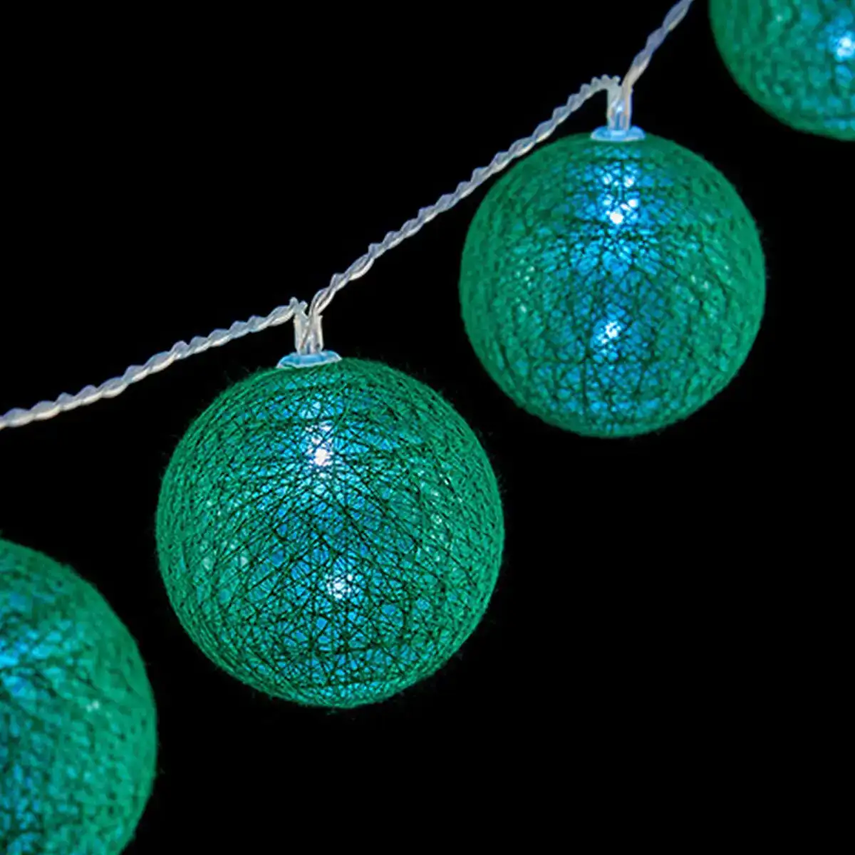 Guirlande de boules led o 5 cm 2 m vert_5205. DIAYTAR COTE D'IVOIRE - Votre Plateforme Shopping de Confiance. Naviguez à travers nos rayons et choisissez des produits fiables qui répondent à vos besoins quotidiens.