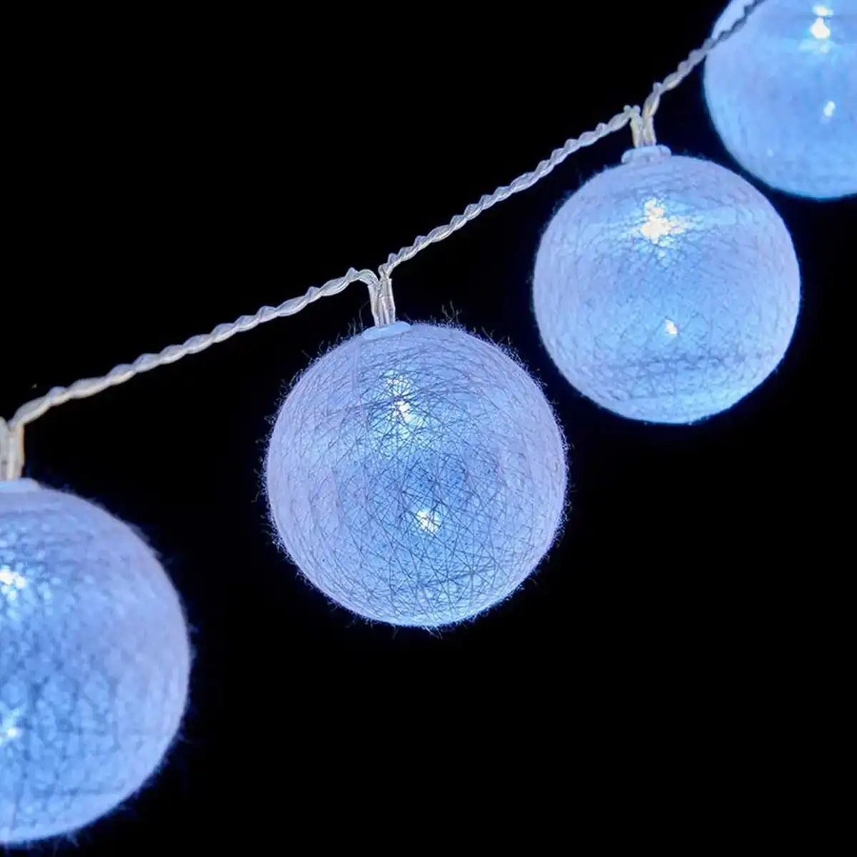 Guirlande de boules led o 6 cm 2 m blanc_7213. DIAYTAR COTE D'IVOIRE - Là où Vos Rêves Prendent Forme. Plongez dans notre catalogue diversifié et trouvez des produits qui enrichiront votre quotidien, du pratique à l'exceptionnel.