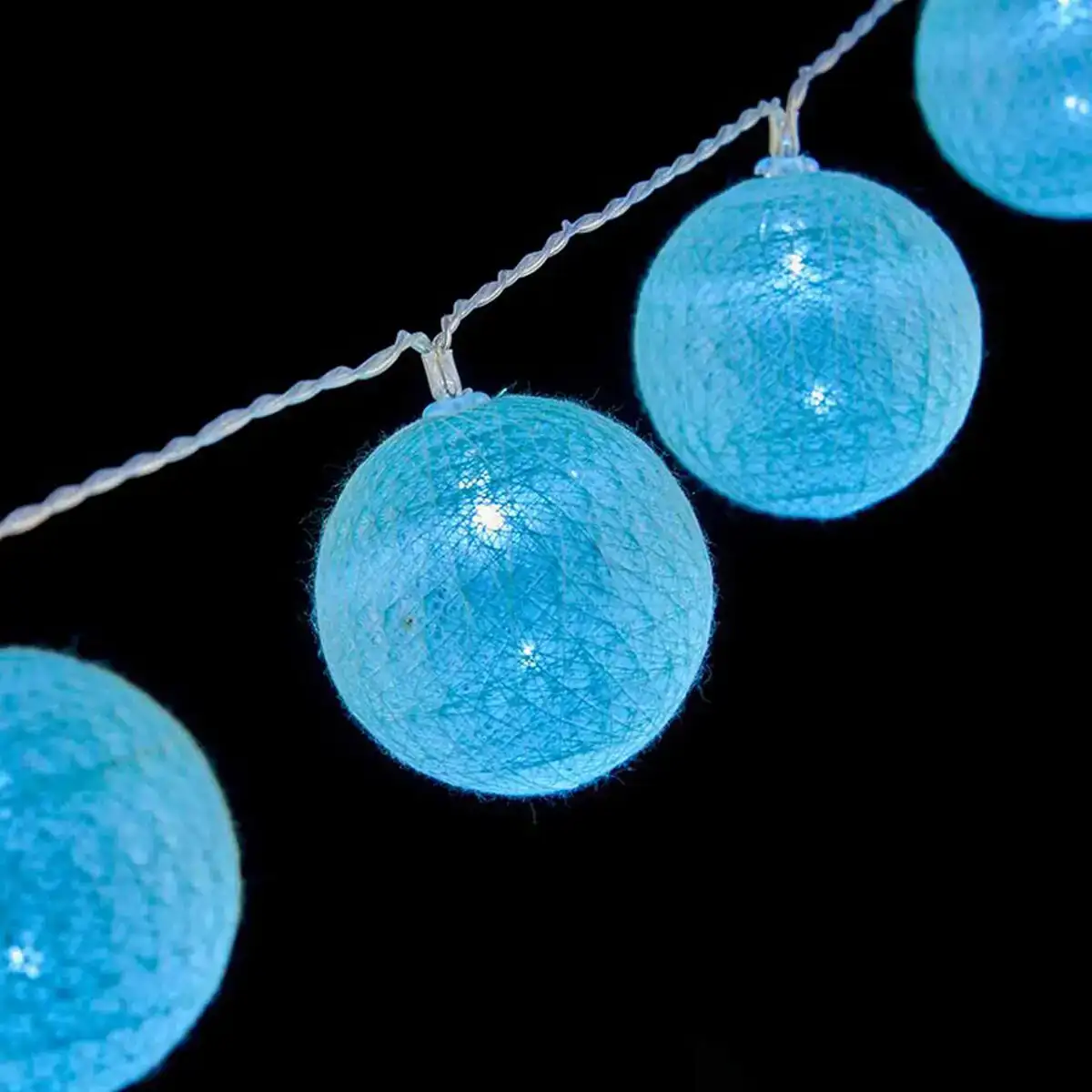 Guirlande de boules led o 6 cm 2 m bleu_3259. DIAYTAR COTE D'IVOIRE - Votre Destination Shopping pour Tous. Parcourez notre boutique en ligne et découvrez une variété de produits pour satisfaire tous vos besoins et désirs.