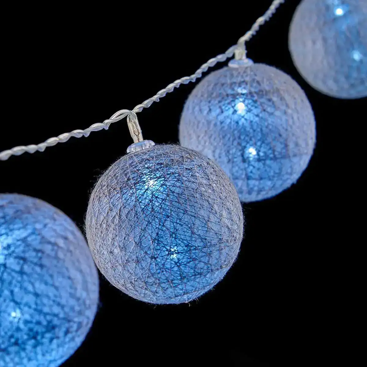 Guirlande de boules led o 6 cm 2 m gris_9441. DIAYTAR COTE D'IVOIRE - Votre Destination Shopping de Choix. Explorez notre boutique en ligne et découvrez des trésors qui reflètent votre style et votre passion pour l'authenticité.