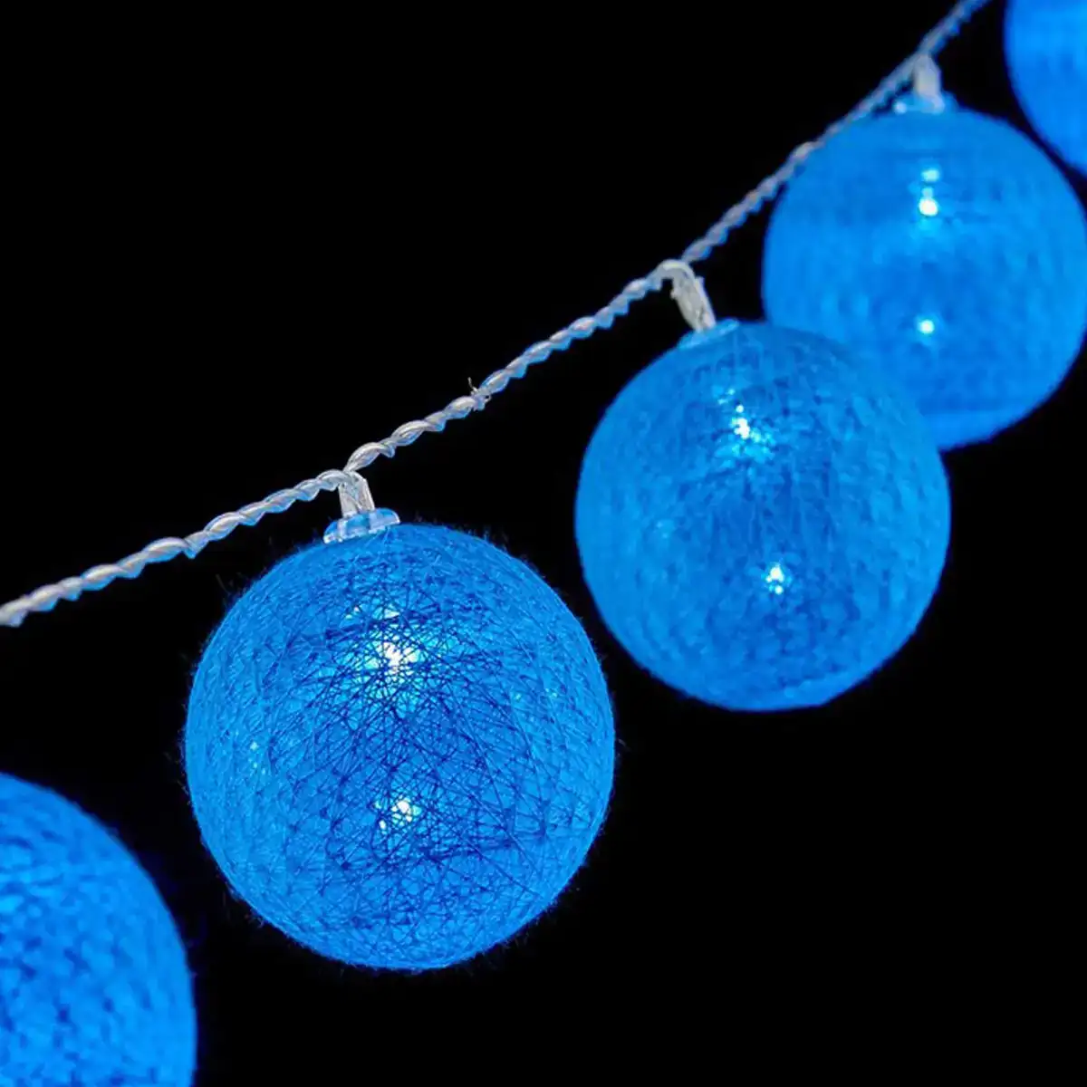 Guirlande de boules led o 6 cm bleu 2 m _4569. DIAYTAR COTE D'IVOIRE - Votre Source de Découvertes Shopping. Naviguez à travers nos catégories et découvrez des articles qui vous surprendront et vous séduiront.