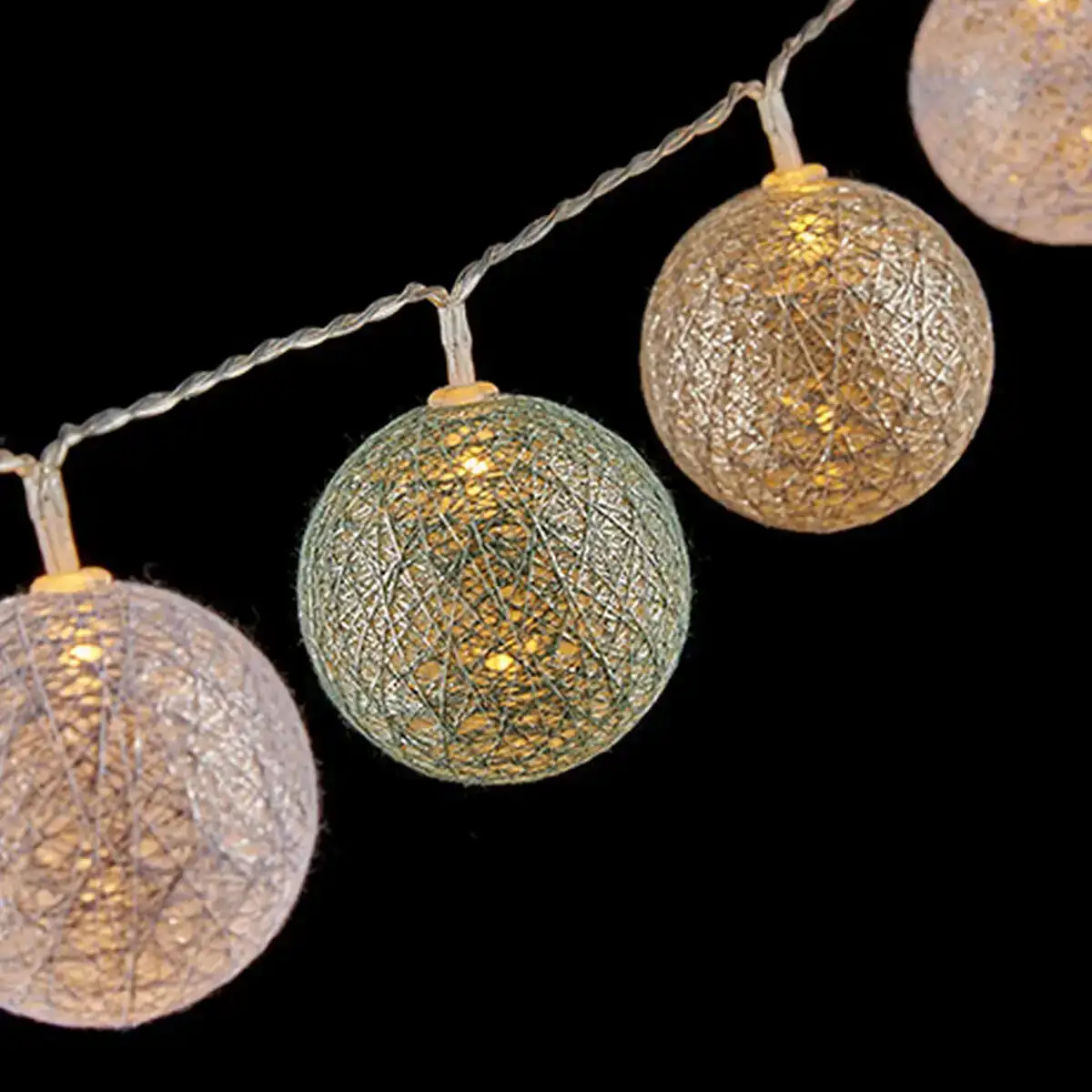 Guirlande de boules led o 6 cm multicouleur 2 m _1636. DIAYTAR COTE D'IVOIRE - Votre Destination de Shopping Authentique au Côte d'Ivoire. Plongez dans notre boutique en ligne pour découvrir des produits qui célèbrent la riche culture et l'artisanat du pays.