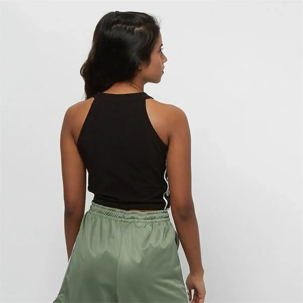 Haut de sport pour femme fila cropped noir_1102. DIAYTAR COTE D'IVOIRE - Là où Chaque Produit a son Histoire. Découvrez notre gamme de produits, chacun portant en lui le récit de l'artisanat et de la passion, pour vous offrir une expérience de shopping authentique.