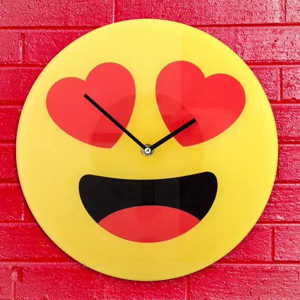 Horloge murale emoticone coeurs_6950. DIAYTAR COTE D'IVOIRE - Là où Chaque Clic Compte. Parcourez notre boutique en ligne et laissez-vous guider vers des trouvailles uniques qui enrichiront votre quotidien.