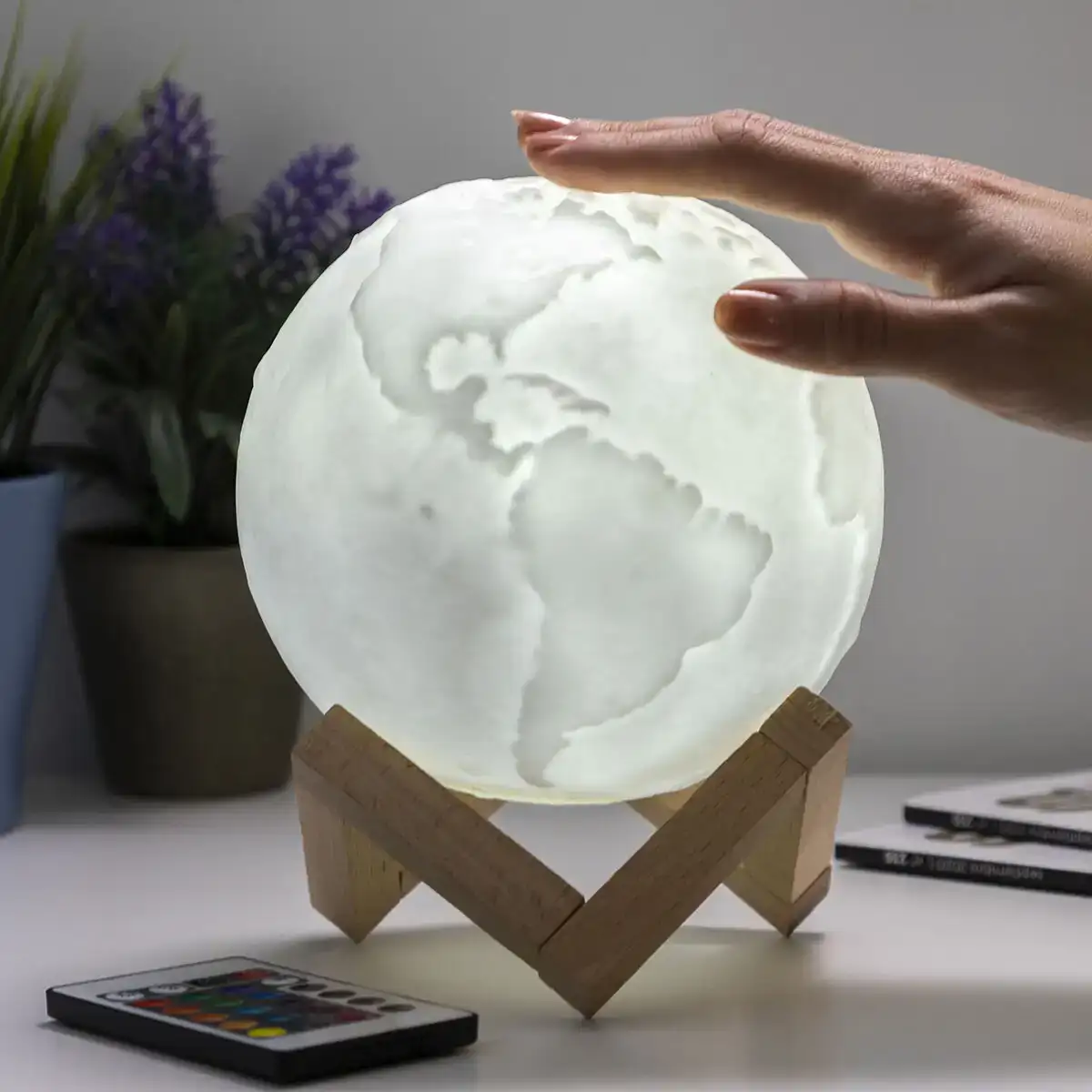 Lampe led rechargeable planete terre worldy innovagoods v0103265 blanc multicouleur plastique reconditionne a _4444. Plongez dans le Monde de DIAYTAR COTE D'IVOIRE - Où Chaque Article Raconte une Histoire. Explorez notre vaste assortiment et choisissez des produits qui vous parlent et reflètent votre style unique.