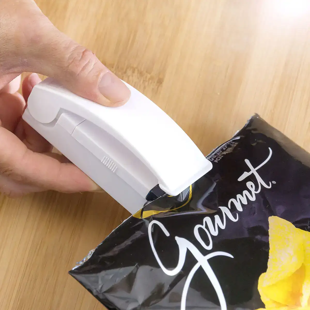 Machine a sceller les sacs avec aimant pour refrigerateur magseal innovagoods_5536. DIAYTAR COTE D'IVOIRE - Où la Qualité est Notre Engagement. Explorez notre boutique en ligne pour découvrir des produits conçus pour vous apporter satisfaction et plaisir.