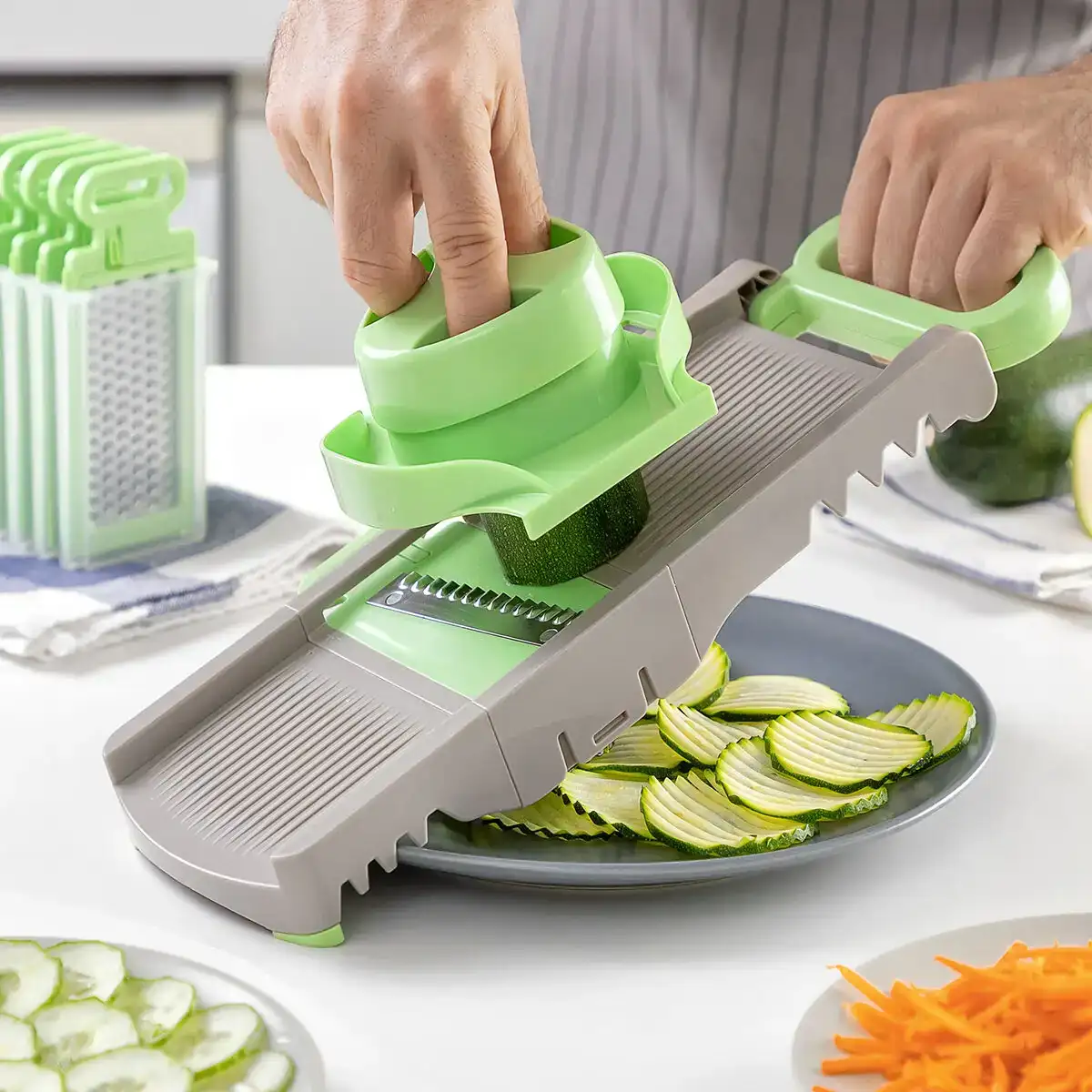 Mandoline rape pliable 6 en 1 choppie innovagoods_4195. DIAYTAR COTE D'IVOIRE - L'Art de Choisir, l'Art de Vivre. Parcourez notre boutique en ligne et choisissez parmi des produits de qualité qui ajoutent de l'élégance à votre quotidien.