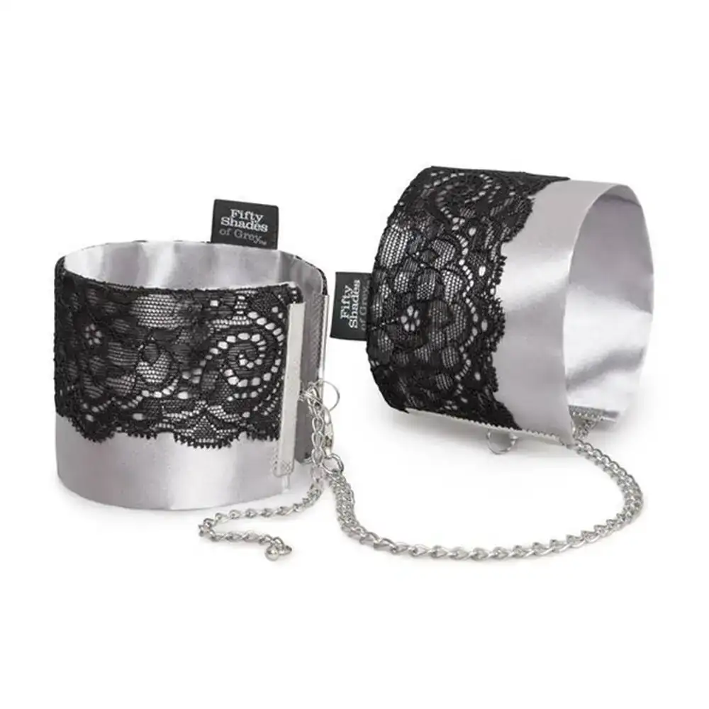 Menottes reglables fifty shades of grey play nice satin cuffs_8398. Entrez dans l'Univers de DIAYTAR COTE D'IVOIRE - Où Chaque Produit a une Signification. Explorez notre gamme diversifiée et découvrez des articles qui résonnent avec votre vie.