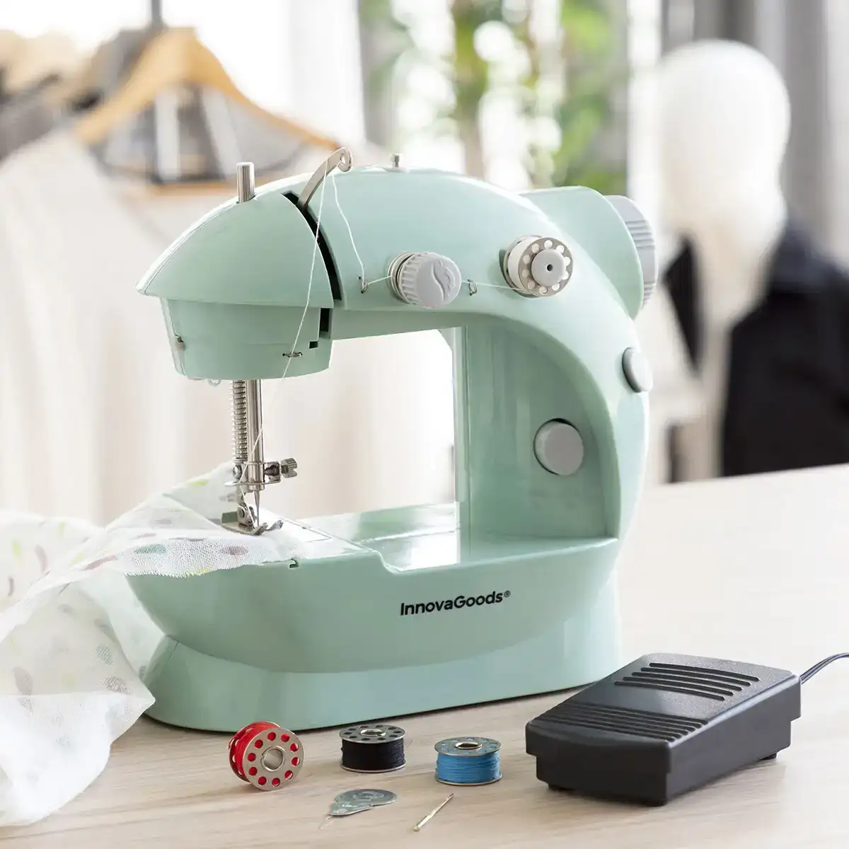 Mini machine a coudre portable avec led coupe fil et accessoires sewny innovagoods_8365. Bienvenue chez DIAYTAR COTE D'IVOIRE - Où Votre Shopping Prend Vie. Découvrez notre univers et dénichez des trésors qui ajoutent de la couleur à votre quotidien.