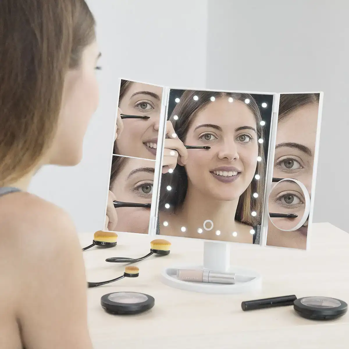 Miroir grossissant avec led 4 in 1 ledflect innovagoods_7745. Entrez dans l'Univers de DIAYTAR COTE D'IVOIRE - Où l'Élégance Rencontre la Tradition. Explorez notre gamme variée et trouvez des articles qui ajoutent une touche de sophistication à votre vie.