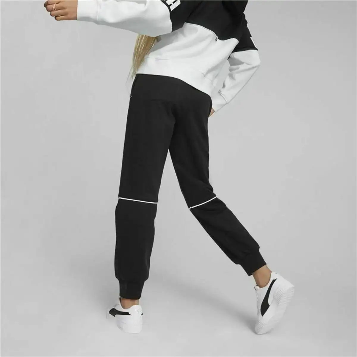 Pantalon de survetement pour adultes puma colorblock noir femme_4693. DIAYTAR COTE D'IVOIRE - Où Choisir est un Plaisir Responsable. Explorez notre boutique en ligne et adoptez des produits qui reflètent notre engagement envers la durabilité.