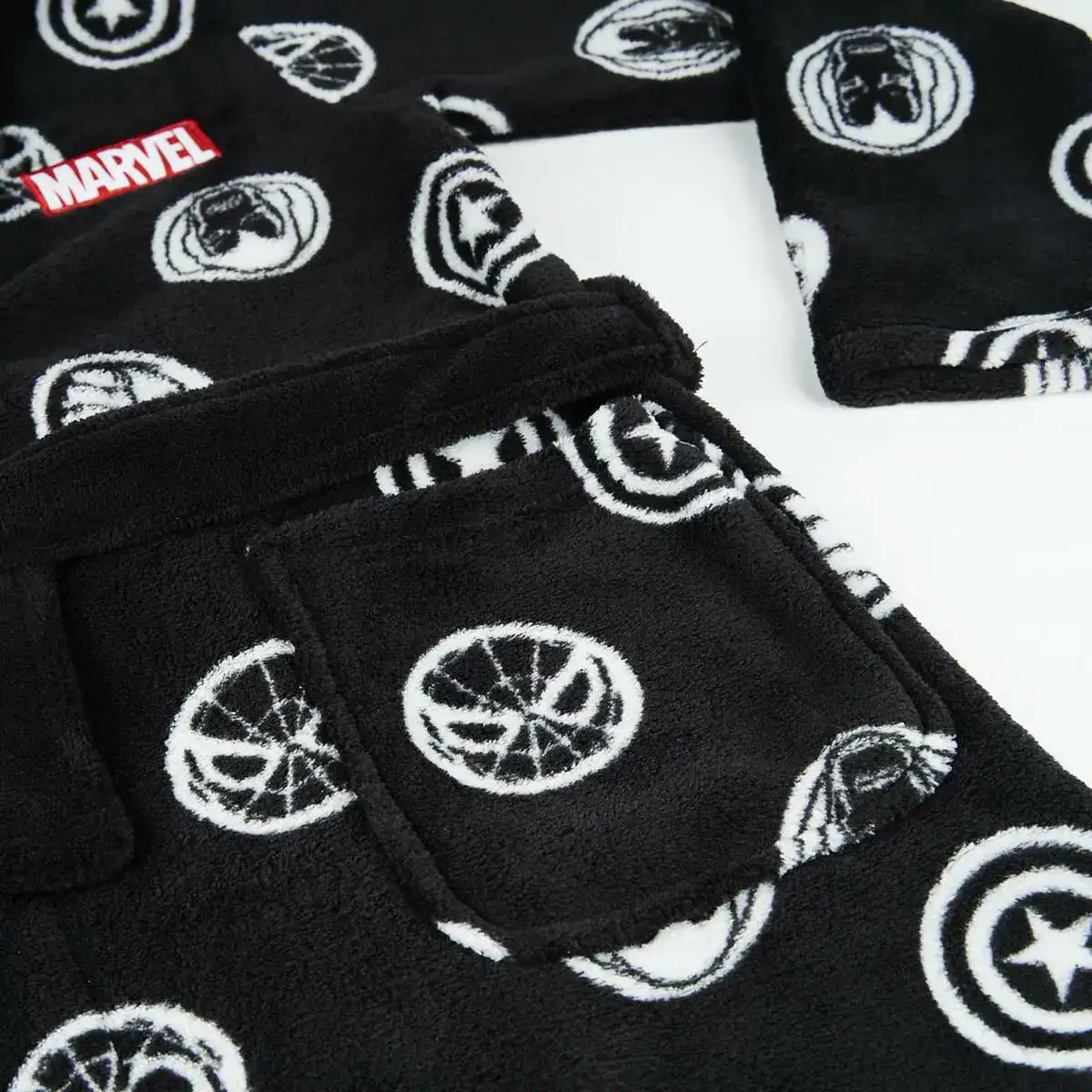 Peignoir pour enfants marvel noir_4223. Entrez dans l'Univers de DIAYTAR COTE D'IVOIRE - Où Chaque Produit a son Histoire. Explorez notre catalogue et découvrez des trésors qui racontent la riche culture du Côte d'Ivoire.