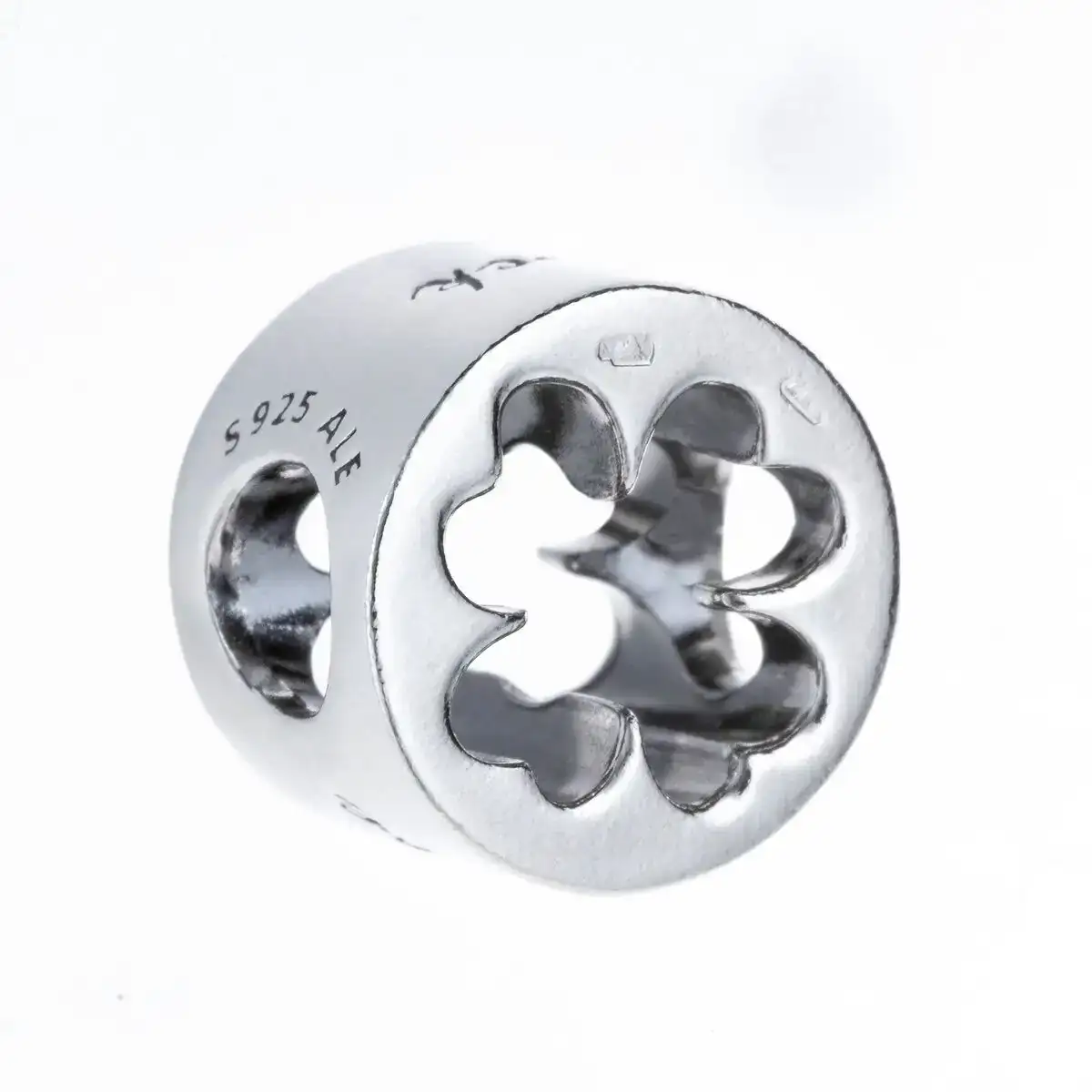 Perle de verre femme pandora luck courage four leaf clover_5861. DIAYTAR COTE D'IVOIRE - Là où Chaque Produit est une Trouvaille Unique. Découvrez notre boutique en ligne et trouvez des articles qui vous distinguent par leur originalité.