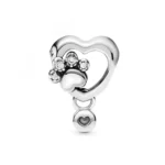 Perle de verre femme pandora sparkling paw print heart_6045. DIAYTAR COTE D'IVOIRE - Où Chaque Produit a sa Place. Parcourez notre catalogue et choisissez des articles qui s'intègrent parfaitement à votre style et à votre espace.