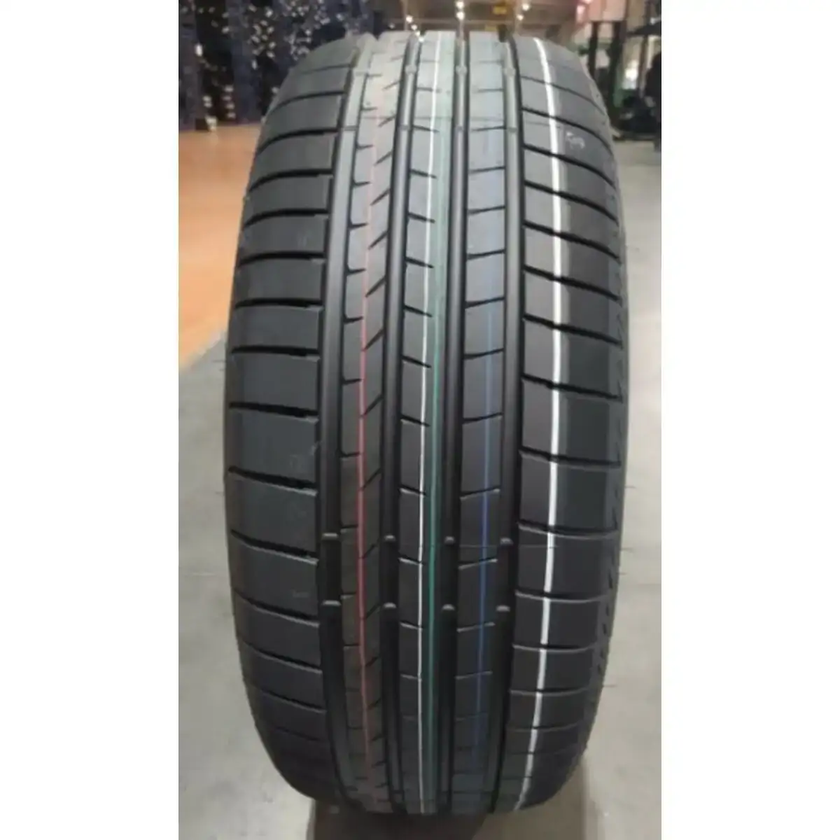 Pneu tout terrain bridgestone t005ad turanza 235 55vr18_2336. Bienvenue sur DIAYTAR COTE D'IVOIRE - Là où le Shopping Devient une Aventure. Explorez notre catalogue et dénichez des trésors qui élargiront votre horizon shopping.