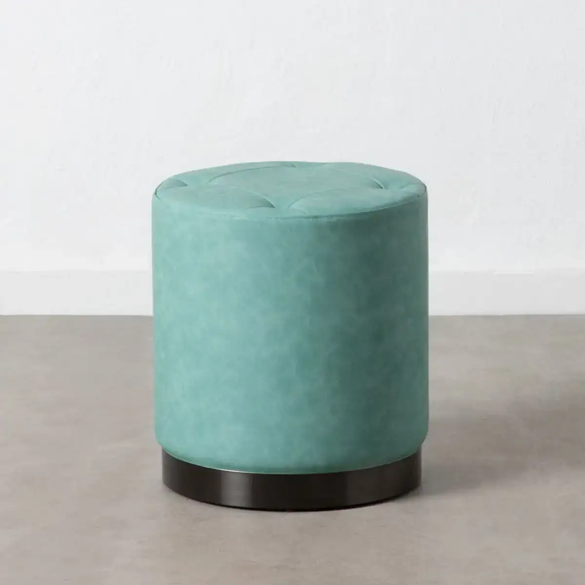 Pouf bleu cuir synthetoqie 38 x 38 x 42 cm dmf_7799. DIAYTAR COTE D'IVOIRE - Votre Destination pour un Shopping Unique. Parcourez notre catalogue et trouvez des articles qui expriment votre singularité et votre style.