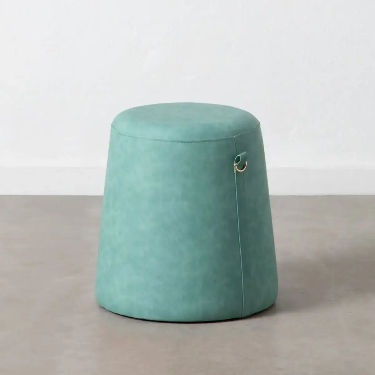 Pouf bleu cuir synthetoqie 41 x 41 x 42 cm dmf_4399. DIAYTAR COTE D'IVOIRE - Votre Destination Shopping Exquise. Explorez notre boutique en ligne et découvrez des trésors qui ajoutent une touche de sophistication à votre style et à votre espace.