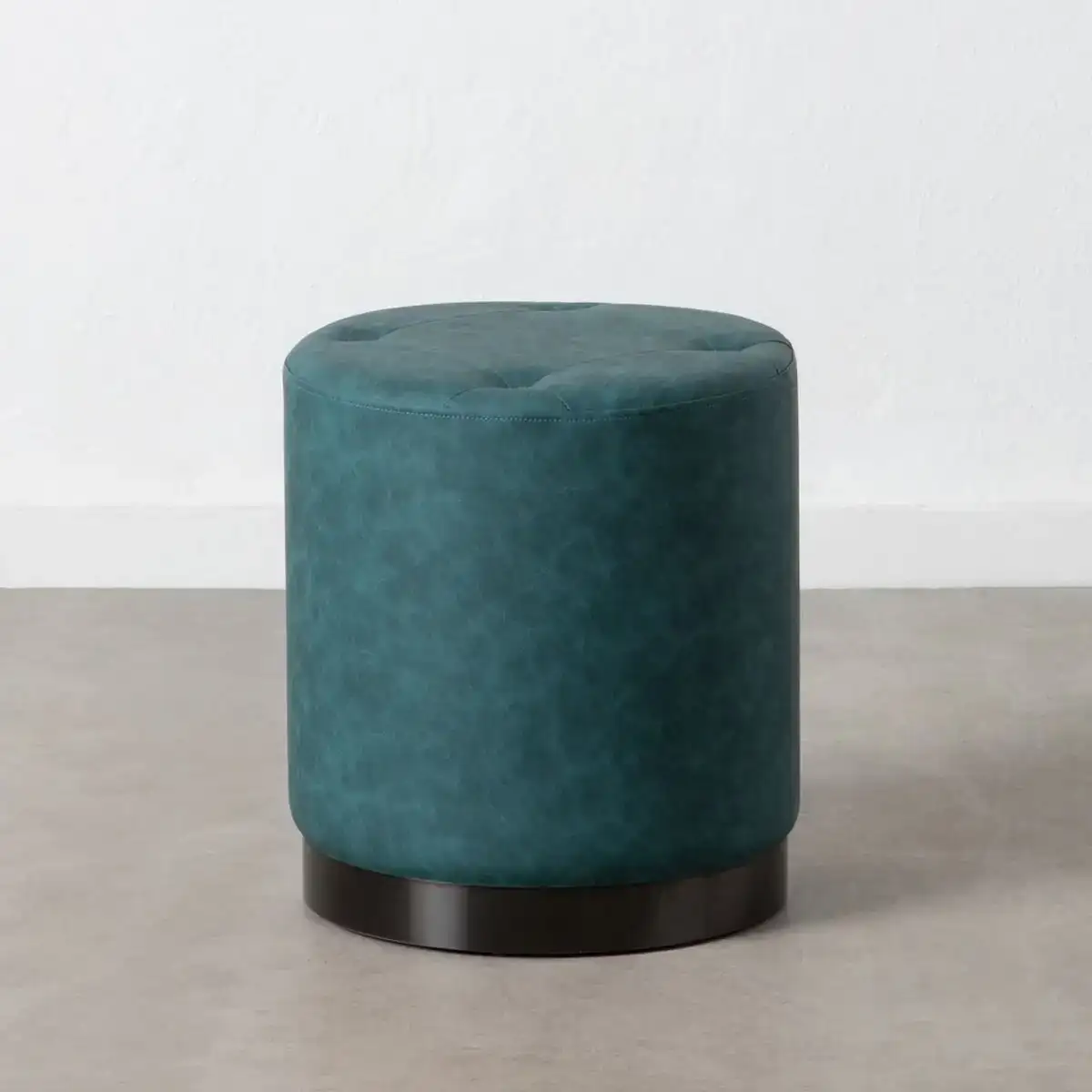 Pouf bleu fonce cuir synthetoqie 38 x 38 x 42 cm dmf_1712. DIAYTAR COTE D'IVOIRE - Là où les Possibilités sont Infinies. Parcourez nos catégories et laissez-vous séduire par des produits qui enrichiront votre quotidien, du pratique à l'esthétique.