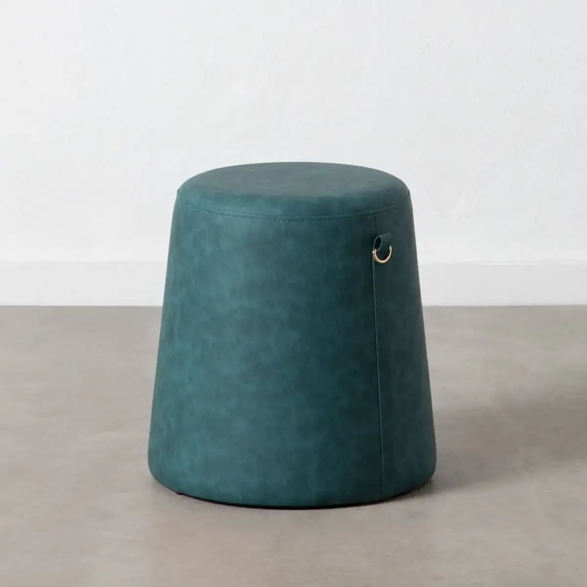 Pouf bleu fonce cuir synthetoqie 41 x 41 x 42 cm dmf_6448. DIAYTAR COTE D'IVOIRE - Votre Portail vers l'Extraordinaire. Parcourez nos collections et découvrez des produits qui vous emmènent au-delà de l'ordinaire, créant une expérience de shopping mémorable.