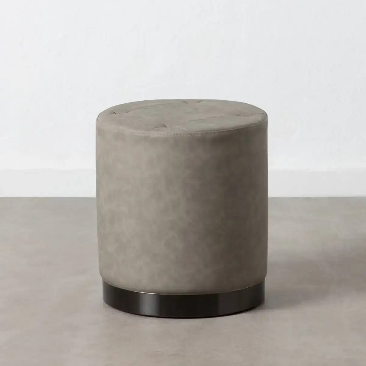 Pouf gris cuir synthetoqie 38 x 38 x 42 cm dmf_7880. DIAYTAR COTE D'IVOIRE - L'Art de Choisir, l'Art de Vivre. Parcourez notre boutique en ligne et découvrez des produits qui transforment chaque choix en une expérience enrichissante.