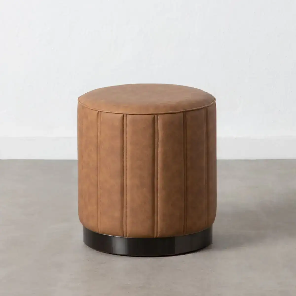 Pouf marron cuir synthetoqie 38 x 38 x 42 cm dmf_3504. DIAYTAR COTE D'IVOIRE - Votre Destination Shopping Exquise. Explorez notre boutique en ligne et découvrez des trésors qui ajoutent une touche de sophistication à votre style et à votre espace.