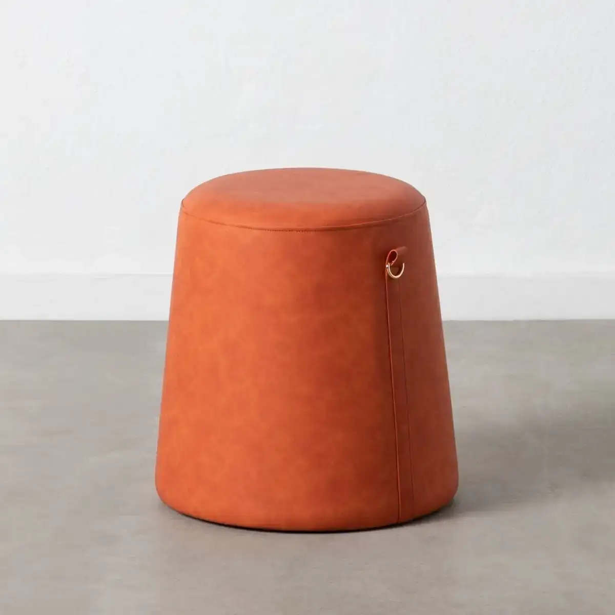 Pouf rouge fonce cuir synthetoqie 41 x 41 x 42 cm dmf_8297. DIAYTAR COTE D'IVOIRE - Votre Passage vers l'Exceptionnel. Naviguez à travers notre sélection minutieuse et découvrez des articles qui apportent une touche spéciale à chaque instant de votre vie.