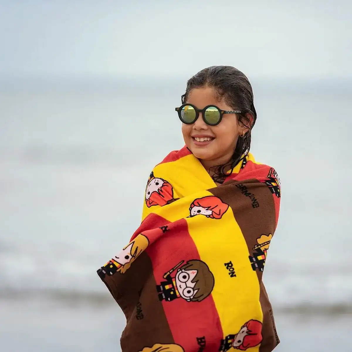 Serviette de plage harry potter multicouleur 70 x 140 cm _5638. Entrez dans l'Univers de DIAYTAR COTE D'IVOIRE - Où le Choix Rencontre l'Authenticité. Explorez nos rayons virtuels et trouvez des produits qui incarnent la richesse de notre culture.