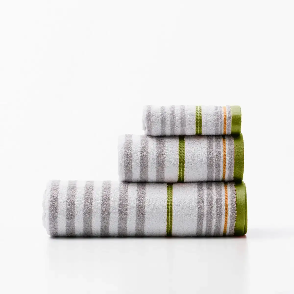 Serviette de toilette benetton rainbow 3 pcs _2563. DIAYTAR COTE D'IVOIRE - L'Artisanat à Portée de Clic. Découvrez notre boutique en ligne pour trouver des produits uniques qui célèbrent la créativité et l'artisanat sénégalais.