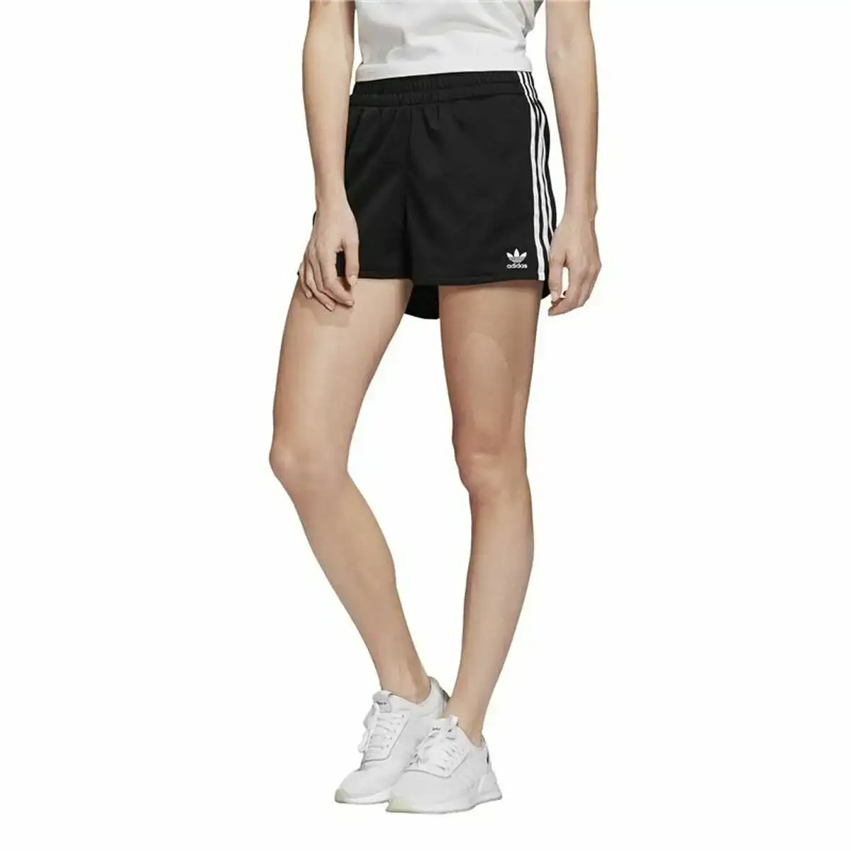 Short de sport adidas 3 stripes noir_8849. DIAYTAR COTE D'IVOIRE - Votre Destination Shopping Exquise. Explorez notre boutique en ligne et découvrez des trésors qui ajoutent une touche de sophistication à votre style et à votre espace.