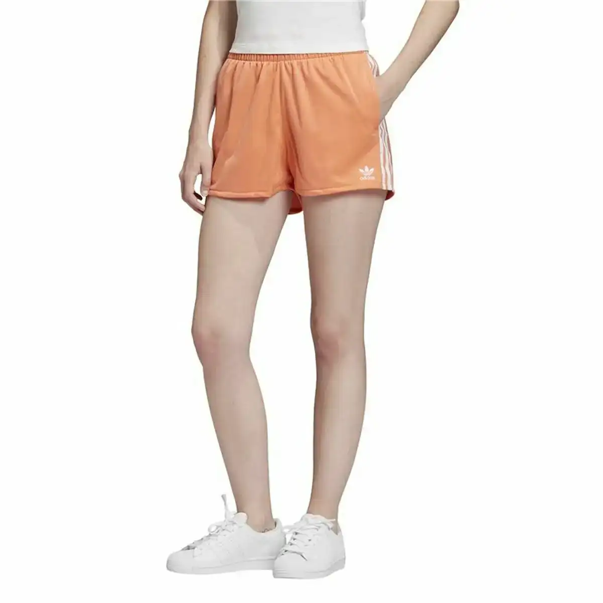Short de sport adidas 3 stripes orange_7698. Entrez dans l'Univers de DIAYTAR COTE D'IVOIRE - Où Chaque Produit a son Histoire. Explorez notre catalogue et découvrez des trésors qui racontent la riche culture du Côte d'Ivoire.