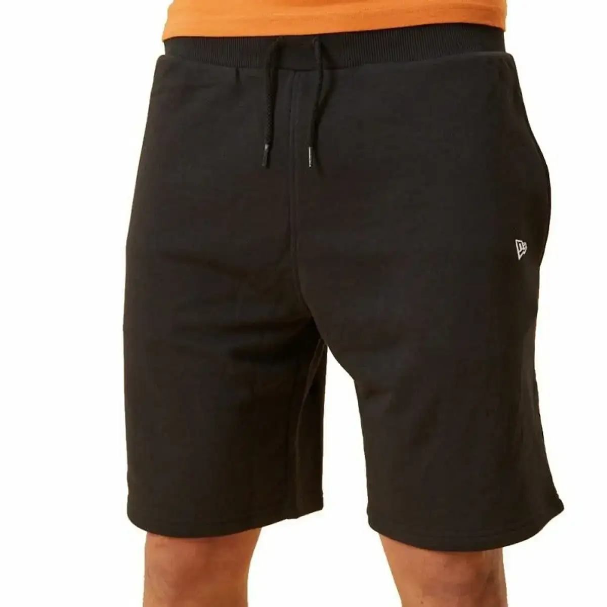 Short de sport new era essentials noir homme_6423. DIAYTAR COTE D'IVOIRE - Où Choisir Devient un Acte de Découverte. Découvrez notre gamme et choisissez des produits qui éveillent votre curiosité et élargissent vos horizons.