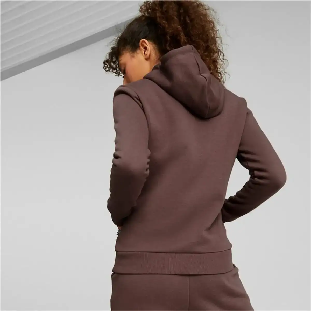 Sweat a capuche femme puma marron_5502. DIAYTAR COTE D'IVOIRE - Votre Pass vers la Découverte. Explorez notre boutique en ligne et plongez dans un voyage à travers des produits authentiques et contemporains, tous réunis sous un même toit.