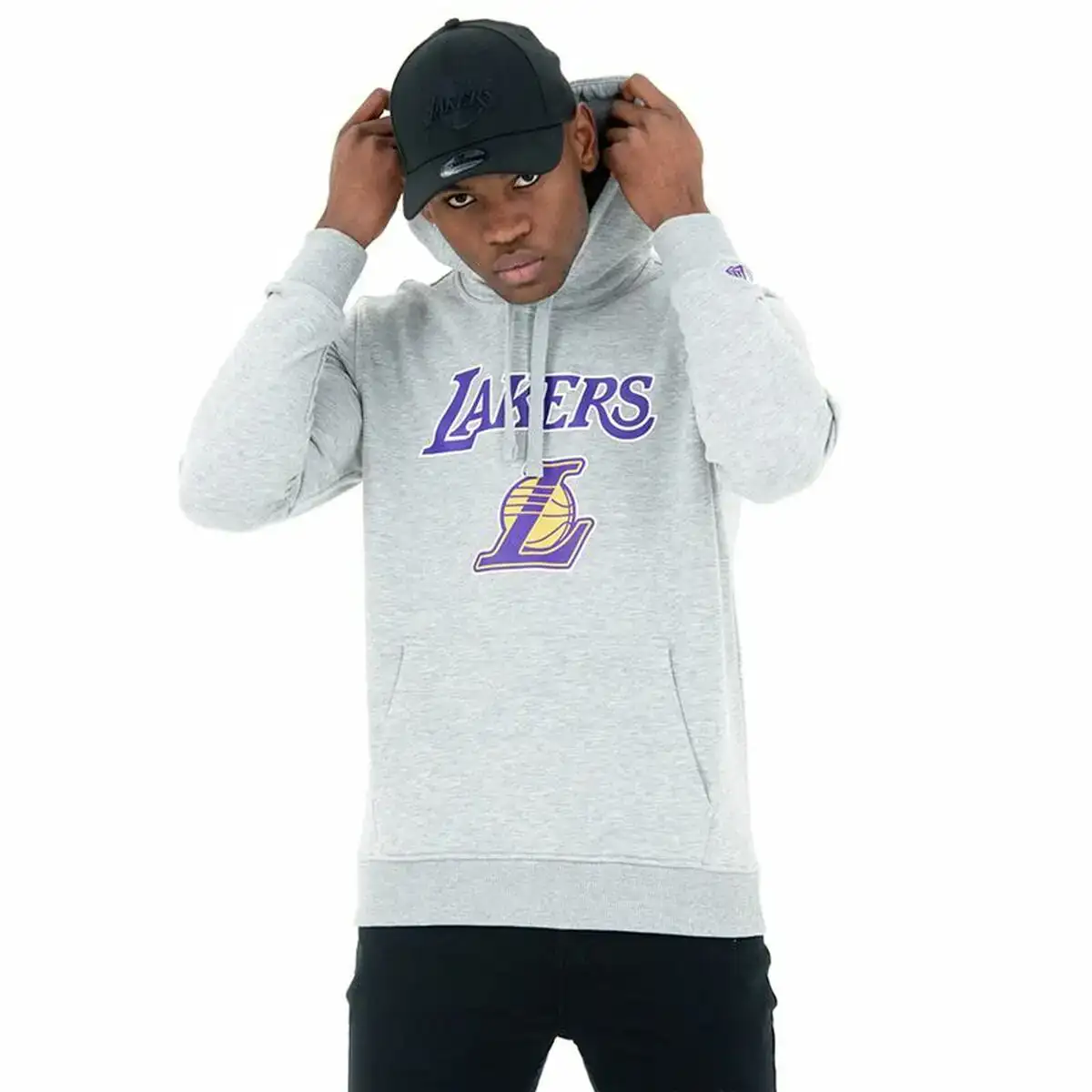 Sweat a capuche unisex new era la lakers gris_7777. Entrez dans l'Univers de DIAYTAR COTE D'IVOIRE - Où l'Élégance et la Variété se Rencontrent. Parcourez notre catalogue pour dénicher des articles qui ajoutent une touche d'élégance à votre vie.