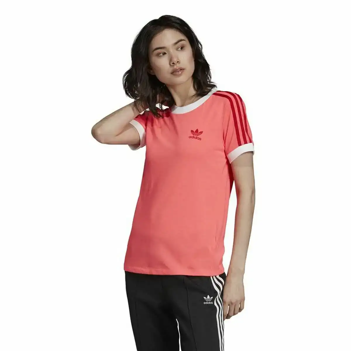 T shirt a manches courtes femme adidas 3 stripes saumon_1210. Entrez dans l'Univers de DIAYTAR COTE D'IVOIRE - Où Chaque Produit a son Histoire. Explorez notre catalogue et découvrez des trésors qui racontent la riche culture du Côte d'Ivoire.