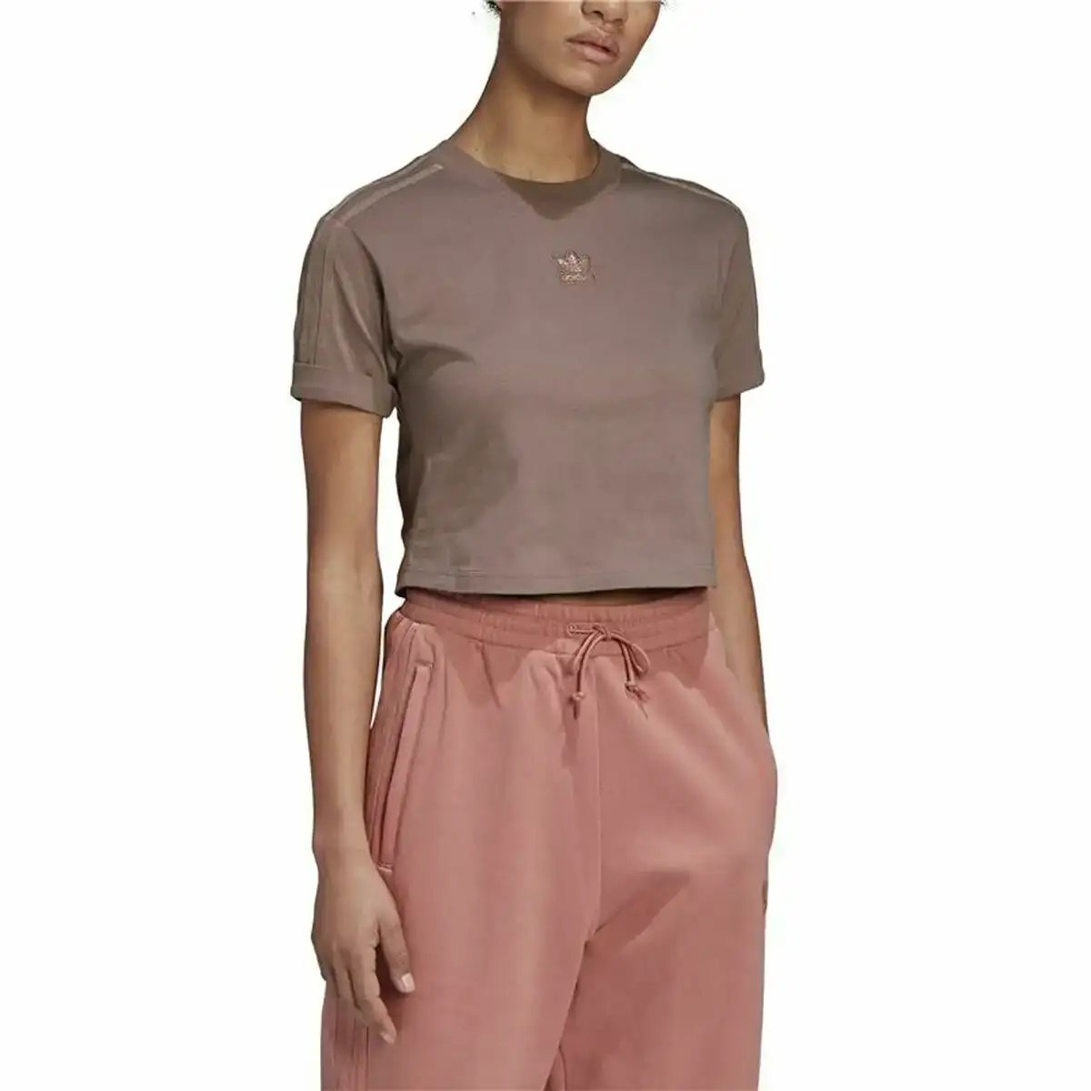 T shirt a manches courtes femme adidas marron_6890. Bienvenue chez DIAYTAR COTE D'IVOIRE - Où Chaque Article Est une Découverte. Naviguez à travers nos offres et laissez-vous surprendre par des trésors cachés qui enrichiront votre vie.