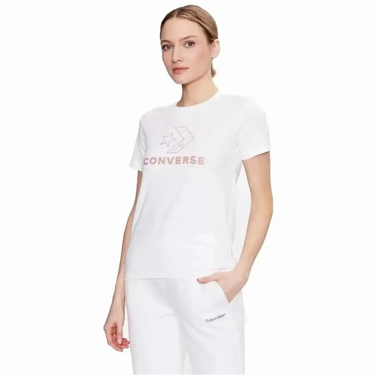 T shirt a manches courtes femme converse seasonal star chevron blanc_3490. Bienvenue chez DIAYTAR COTE D'IVOIRE - Où le Shopping Devient une Aventure. Découvrez notre collection diversifiée et explorez des produits qui reflètent la diversité du Côte d'Ivoire.