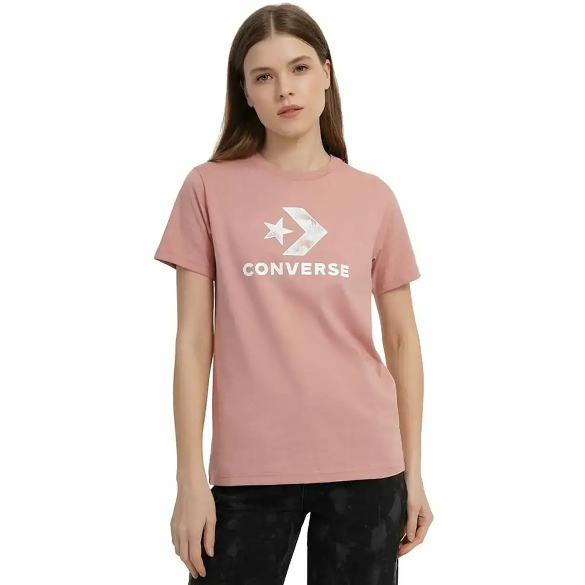 T shirt a manches courtes femme converse seasonal star chevron rose_1164. DIAYTAR COTE D'IVOIRE - Où Choisir est un Plaisir. Explorez notre boutique en ligne et choisissez parmi des produits de qualité qui satisferont vos besoins et vos goûts.