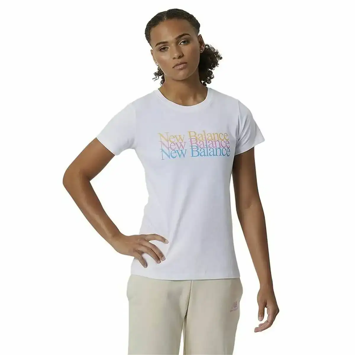 T shirt a manches courtes femme new balance essentials celebrate blanc_6152. DIAYTAR COTE D'IVOIRE - Votre Passage vers l'Élégance Abordable. Explorez notre collection où chaque produit est choisi pour sa qualité et son accessibilité, incarnant ainsi l'essence du Côte d'Ivoire.