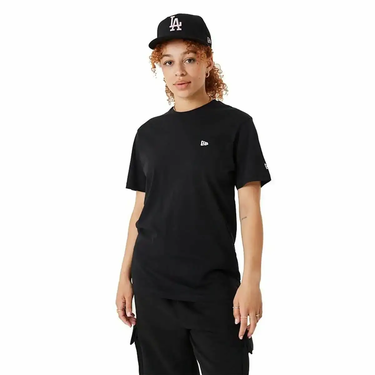 T shirt a manches courtes femme new era essentials_5717. DIAYTAR COTE D'IVOIRE - Votre Boutique en Ligne, Votre Choix Illimité. Parcourez nos rayons et découvrez des produits qui vous inspirent, de la mode à la maison et bien plus.