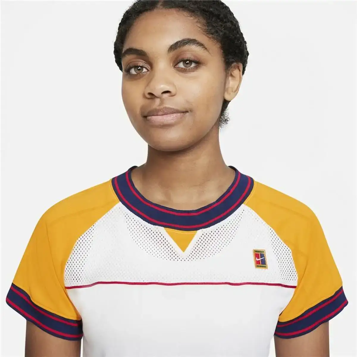 T shirt a manches courtes femme nike court dri fit slam blanc_7082. Bienvenue chez DIAYTAR COTE D'IVOIRE - Où Chaque Objet a sa Propre Histoire. Découvrez notre sélection soigneusement choisie et choisissez des produits qui racontent le patrimoine sénégalais.