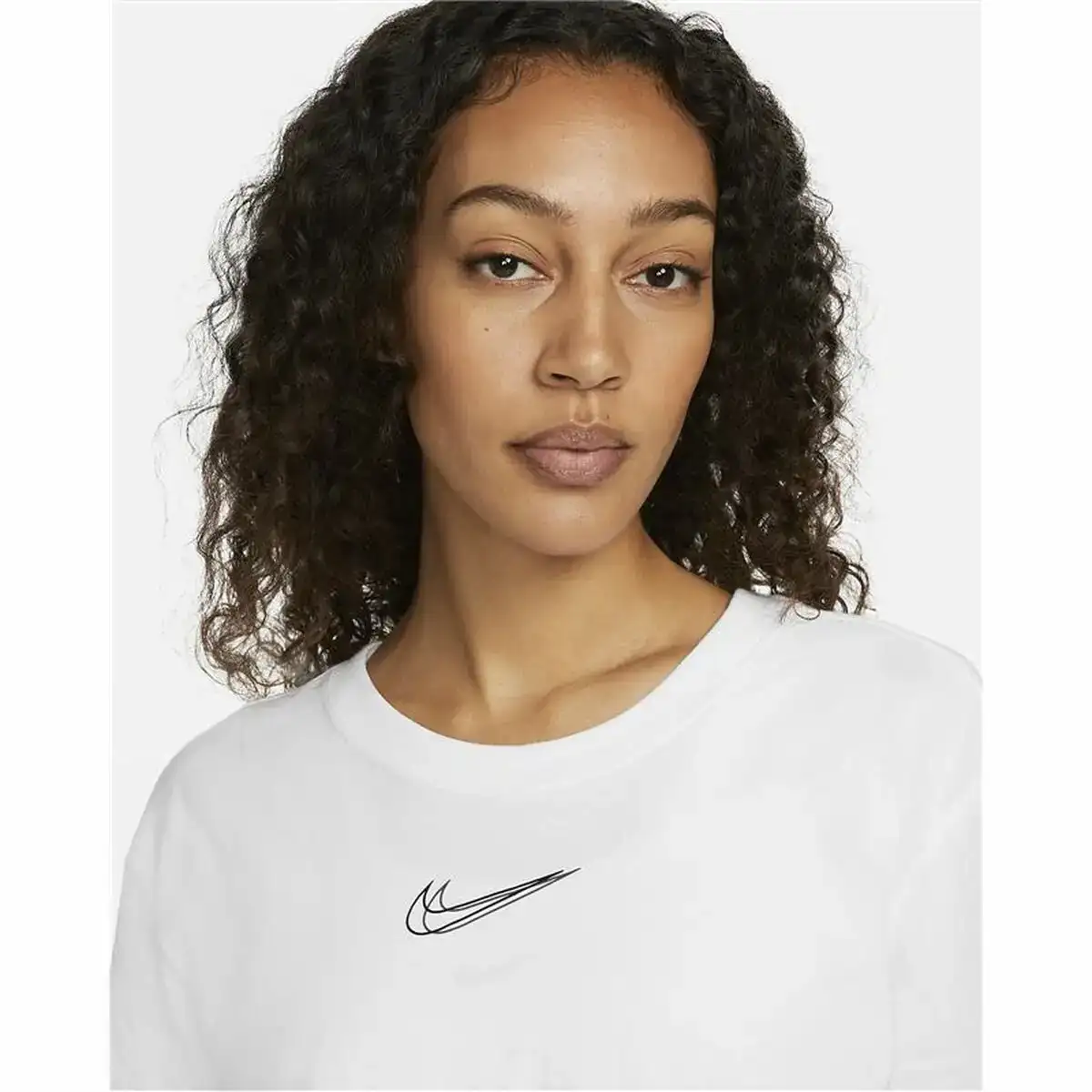 T shirt a manches courtes femme nike sportswear blanc_1290. Bienvenue chez DIAYTAR COTE D'IVOIRE - Où Choisir est une Invitation au Voyage. Explorez notre boutique en ligne et découvrez des produits qui vous transportent dans l'univers du Côte d'Ivoire.