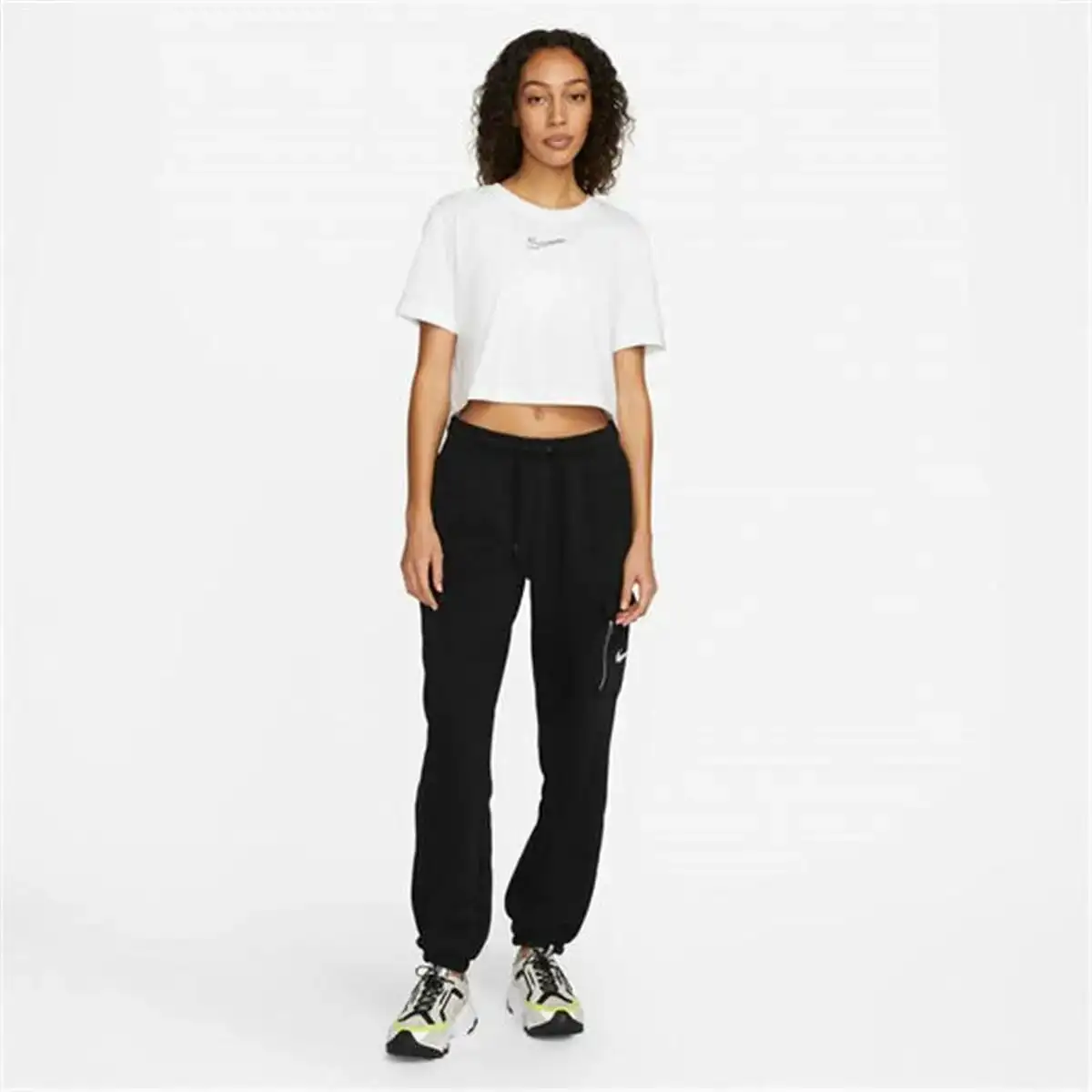 T shirt a manches courtes femme nike sportswear blanc_4366. DIAYTAR COTE D'IVOIRE - Là où Chaque Achat a du Sens. Explorez notre gamme et choisissez des produits qui racontent une histoire, du traditionnel au contemporain.