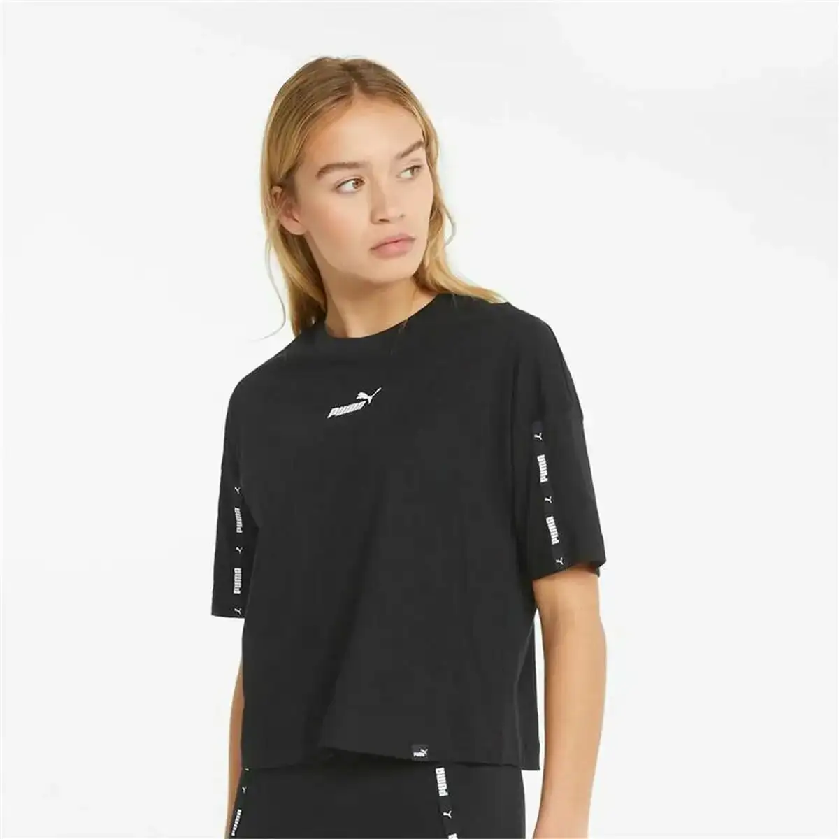T shirt a manches courtes femme puma tape crop noir_1978. DIAYTAR COTE D'IVOIRE - Votre Passage vers la Découverte. Explorez notre boutique en ligne pour trouver des trésors qui vous attendent, du traditionnel à l'avant-garde.
