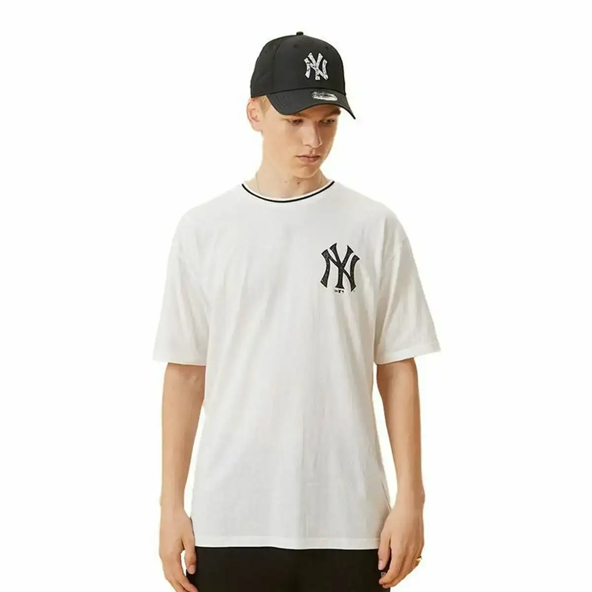 T shirt a manches courtes homme new era blanc_9415. Bienvenue sur DIAYTAR COTE D'IVOIRE - Où Chaque Produit a son Charme. Explorez notre sélection minutieuse et trouvez des articles qui vous séduisent et vous inspirent.