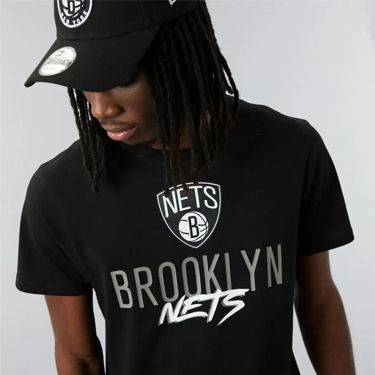 T shirt a manches courtes homme new era brooklyn nets nba script noir_1252. Entrez dans l'Univers de DIAYTAR COTE D'IVOIRE - Où Choisir est un Plaisir. Explorez notre gamme variée et trouvez des articles qui parlent à votre cœur et à votre style.