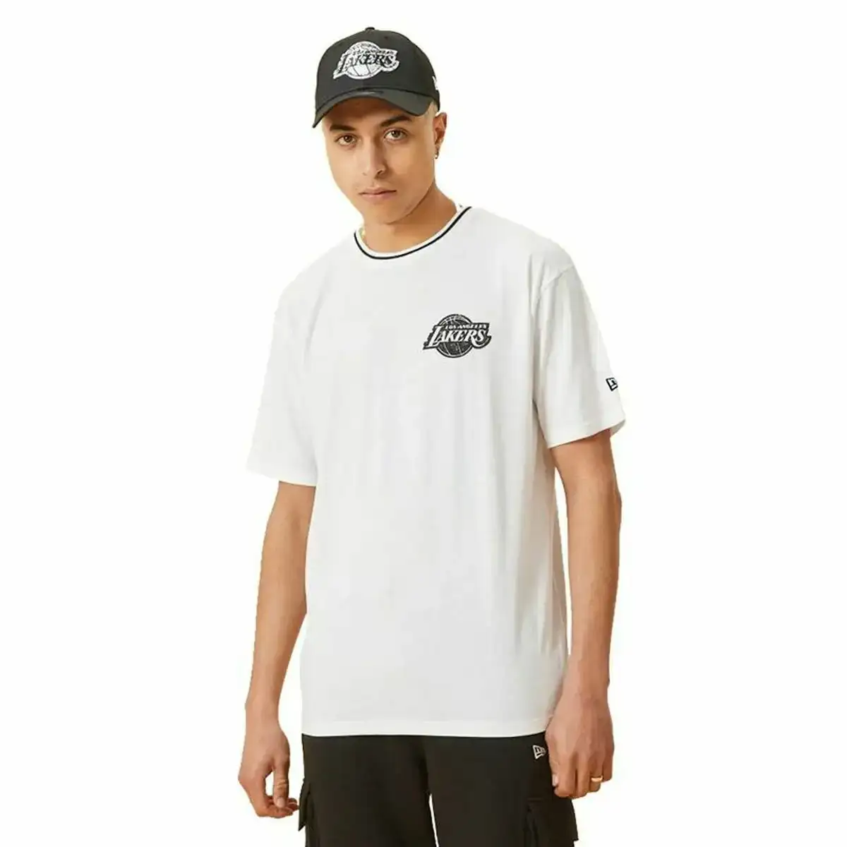 T shirt a manches courtes homme new era lakers blanc_5488. DIAYTAR COTE D'IVOIRE - Votre Destination Shopping Exquise. Explorez notre boutique en ligne et découvrez des trésors qui ajoutent une touche de sophistication à votre style et à votre espace.